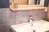 Toure-2-salle-de-bain-location-appartement-chalet-Les-Gets