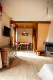 Tournier-C3-salle-a-manger-cheminee-location-chalet-appartement-Les-Gets