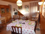 Versant-du-Soleil-Perce-Neige-table-repas-location-appartement-chalet-Les-Gets