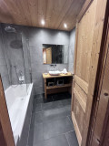 Virolet-chambre-piste-noire-salle-de-bain-location-appartement-chalet-Les-Gets