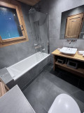 Virolet-chambre-piste-noire-salle-de-bain-location-appartement-chalet-Les-Gets