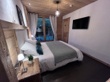 Virolet-chambre-piste-rouge-lit-double-location-appartement-chalet-Les-Gets