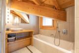 virolet-corniche-salle-de-bain-et-douche-ensuite-chambre1bis-19382330-location-appartement-chalet-Les-Gets