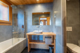 virolet-salle-de-bain-baignoire-piste-verte-4-appartement-chalet-les-gets-19529769