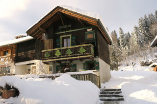 Chalet-Rocade-Mazot-exterieur-hiver-location-appartement-chalet-Les-Gets