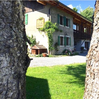Ferme-du-Crinaz-jardin-ete-location-appartement-chalet-Les-Gets