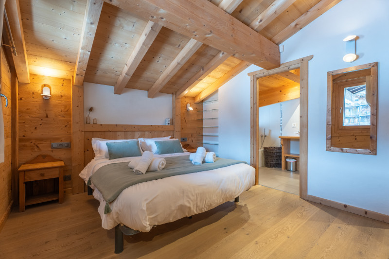 03-virolet-wetzet-chambre1-parentale-ensuite-19382336-location-appartement-chalet-Les-Gets