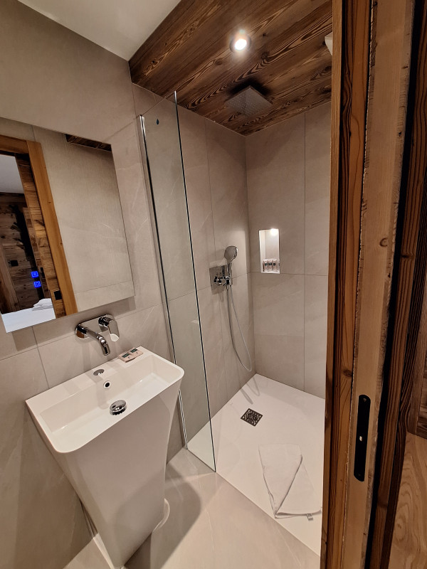 07-teka-adret-douche-location-appartement-chalet-les-gets-15391858