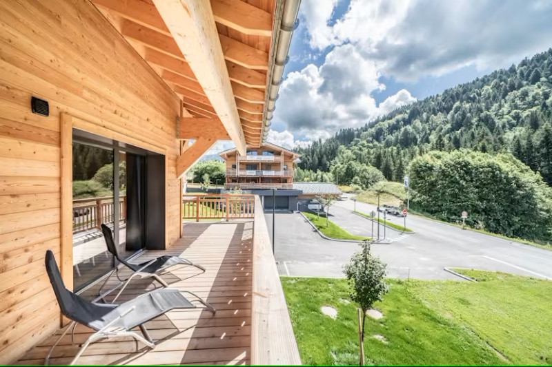 2023-06-elouera-15-balcon-terrasse-location-chalet-appartement-les-gets-14327340