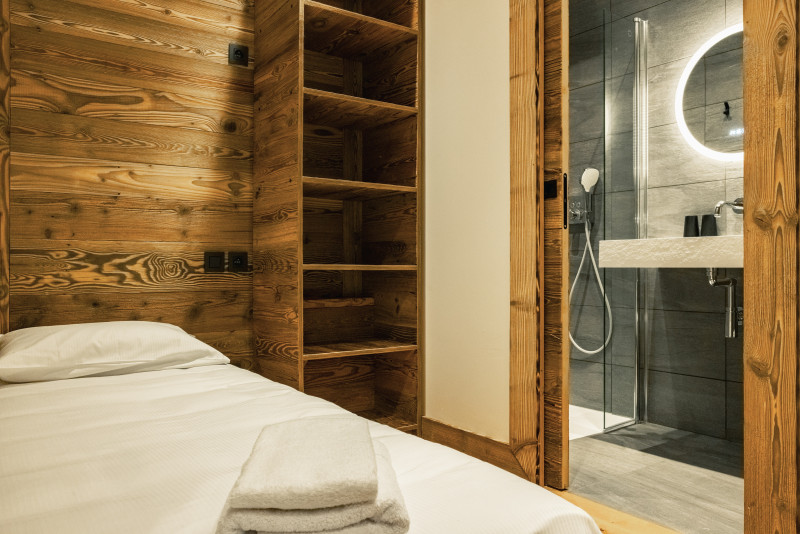 27-teka-ubac-chambre-lit-double-salle-de-bain-location-appartement-chalet-les-gets