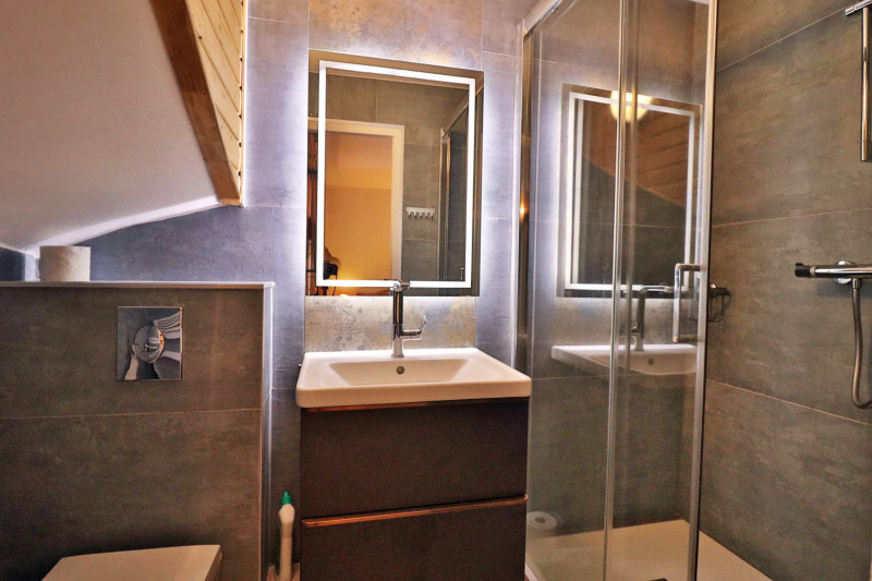 _lv_images__lot_0000000025_12_18940021