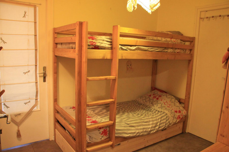 _lv_images__lot_0000000053_04_18863470