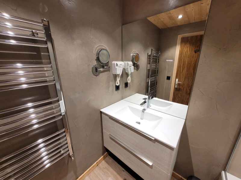 _lv_images__lot_0000000077_07_18163444