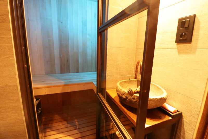 _lv_images__lot_0000000080_14_20440254 _lv_images__lot_0000000080_14_20440254