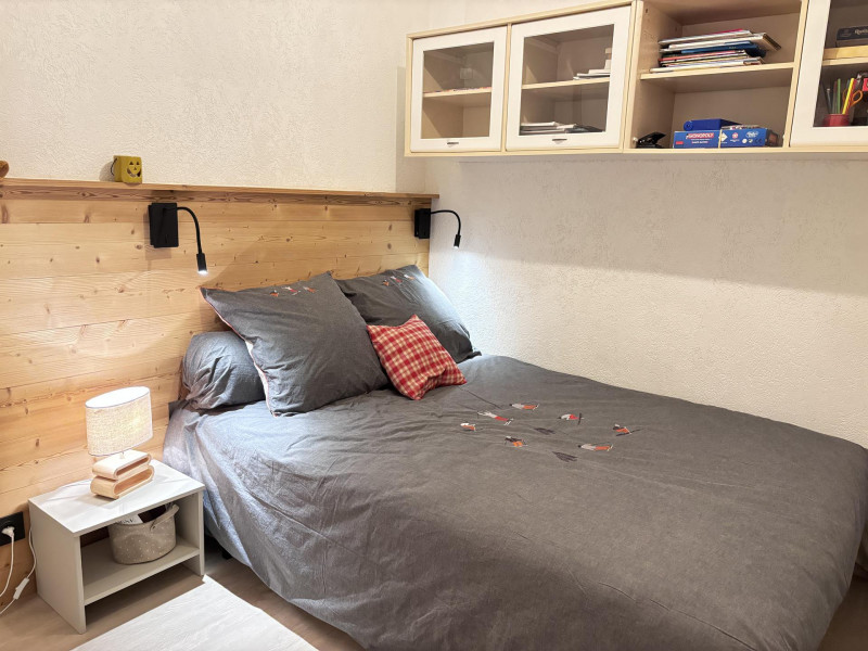 _lv_images__lot_0000000082_05_18494458