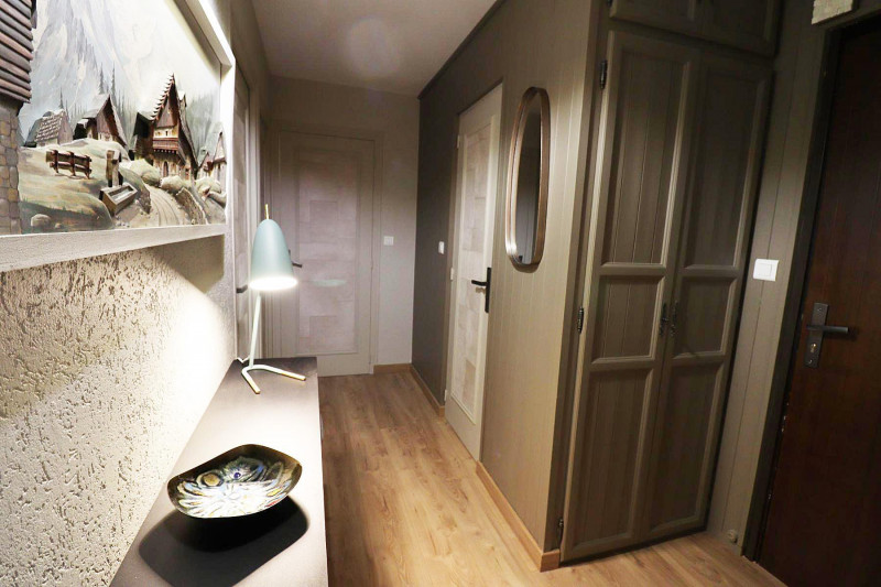 _lv_images__lot_0000000082_09_18421054