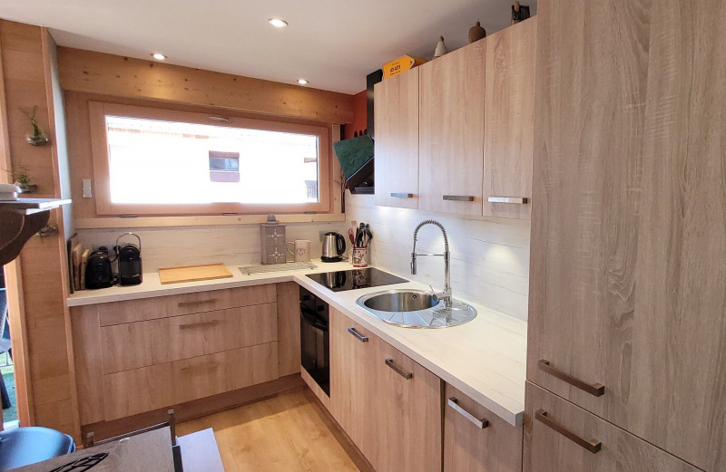 _lv_images__lot_0000000093_04_18056924