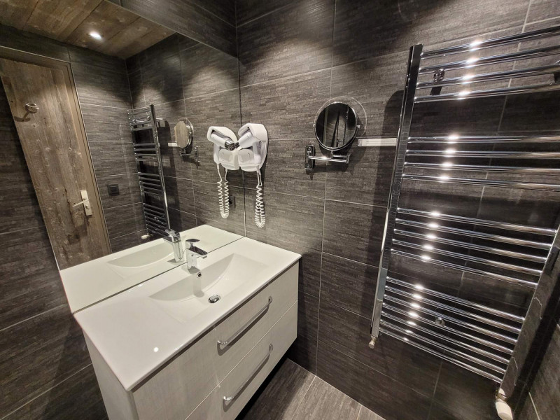 _lv_images__lot_0000000101_07_18437070