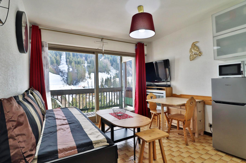 _lv_images__lot_0000000104_02_17870491