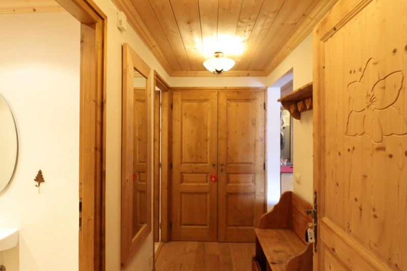 _lv_images__lot_0000000111_06_18147383