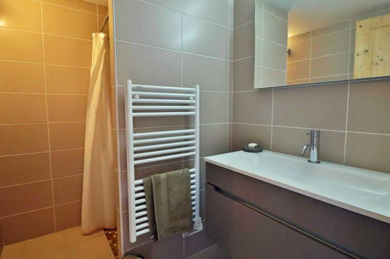 _lv_images__lot_0000000116_09_18147250