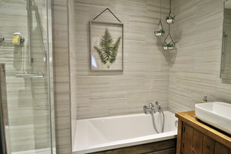 _lv_images__lot_0000000121_08_18862844