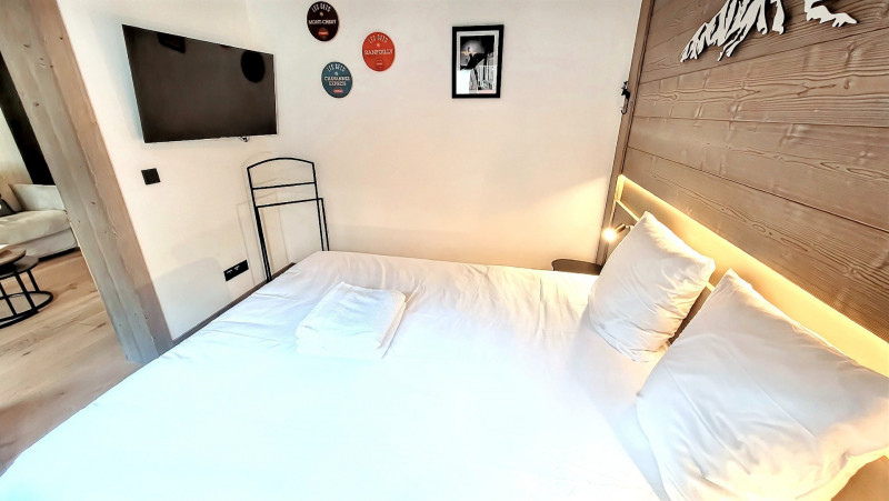 _lv_images__lot_0000000160_08_18803669