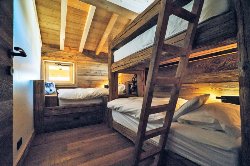 _lv_images__lot_0000000167_12_18049000