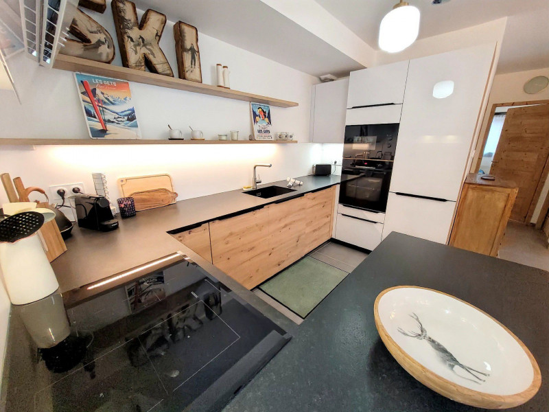 _lv_images__lot_0000000215_03_17729458