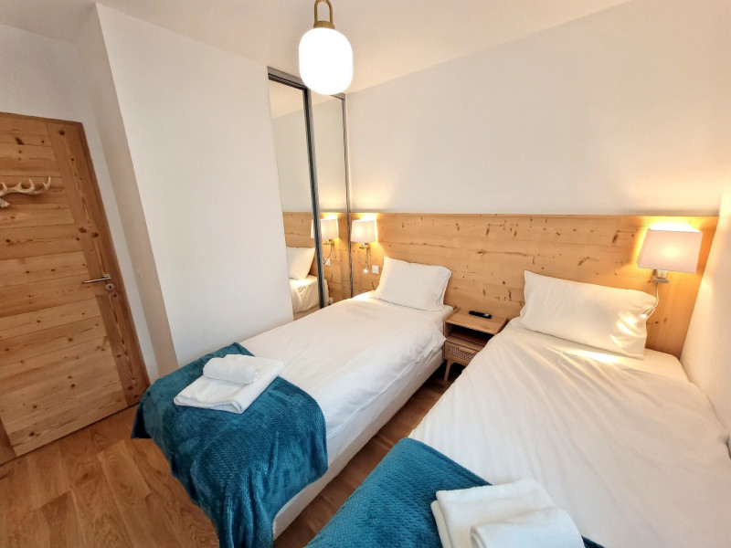 _lv_images__lot_0000000215_11_18058200 _lv_images__lot_0000000215_11_18058200