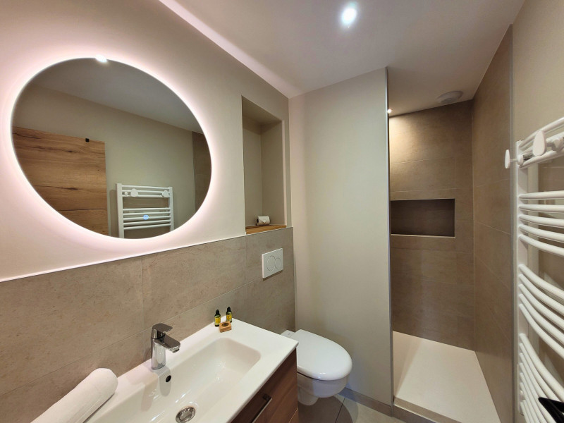 _lv_images__lot_0000000300_06_18491874