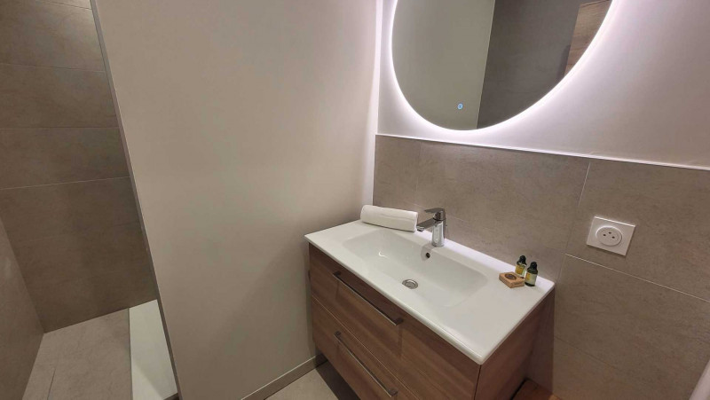 _lv_images__lot_0000000300_15_18161869