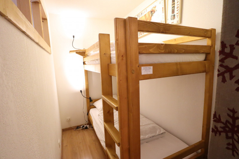 _lv_images__lot_0000300252_03_19379780