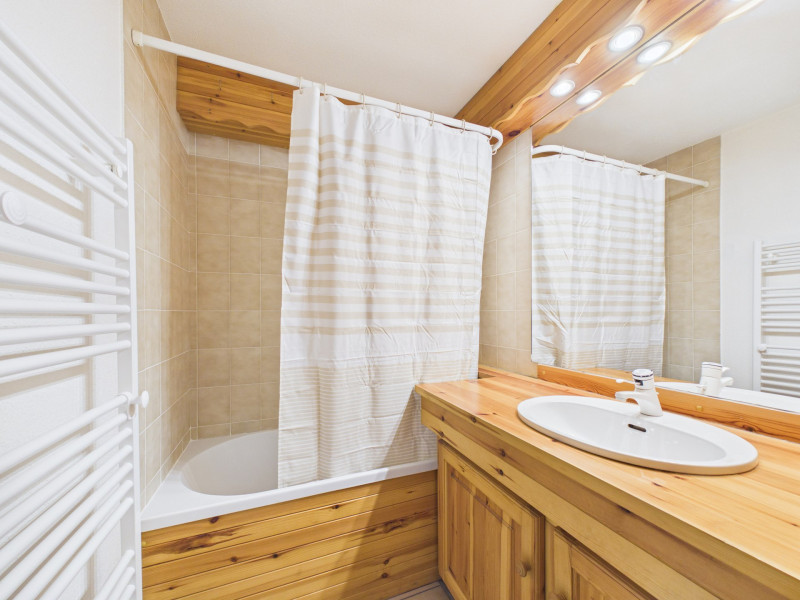 _lv_images__lot_0000500203_03_19380382