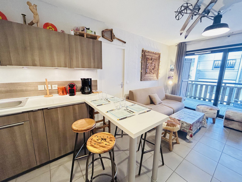 _lv_images__lot_0004000216_01_19565379