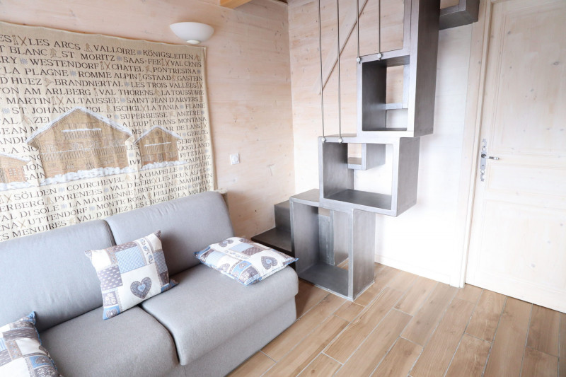 _lv_images__lot_0004250054_03_19361307