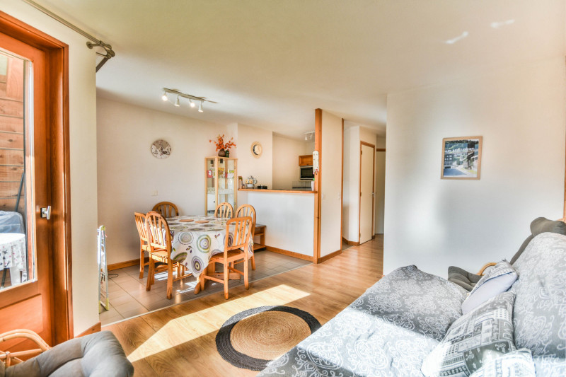 _lv_images__lot_0020392445_04_18857233