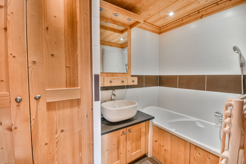 _lv_images__lot_0020392484_09_18924287