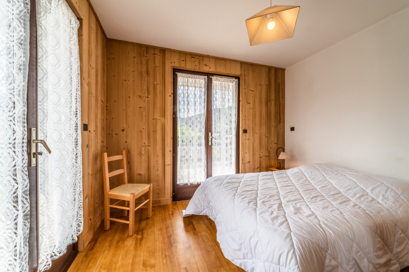 Arc-en-ciel-chambre-lit-double-appartement-chalet-Les-Gets