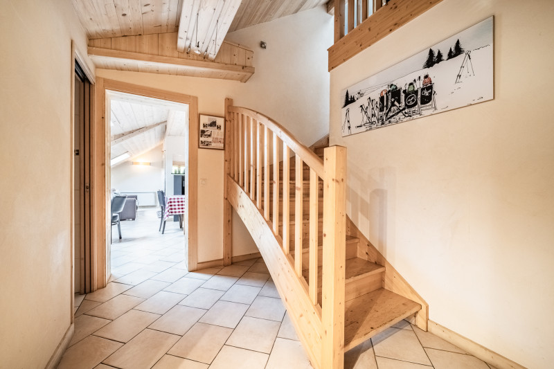 Azalees-7-couloir-escalier-location-appartement-chalet-Les-Gets Azalees-7-couloir-escalier-location-appartement-chalet-Les-Gets