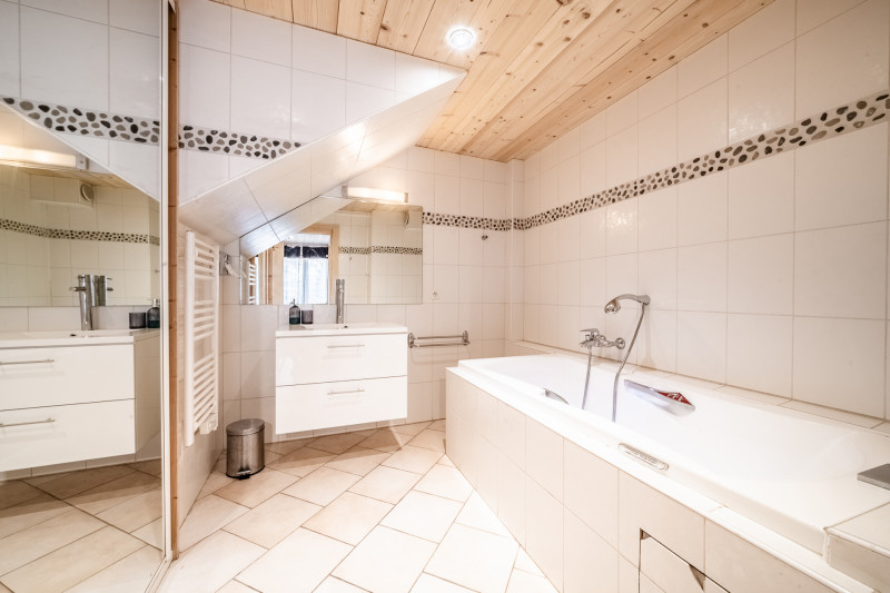 Azalees-7-salle-de-bain-baignoire-location-appartement-chalet-Les-Gets Azalees-7-salle-de-bain-baignoire-location-appartement-chalet-Les-Gets