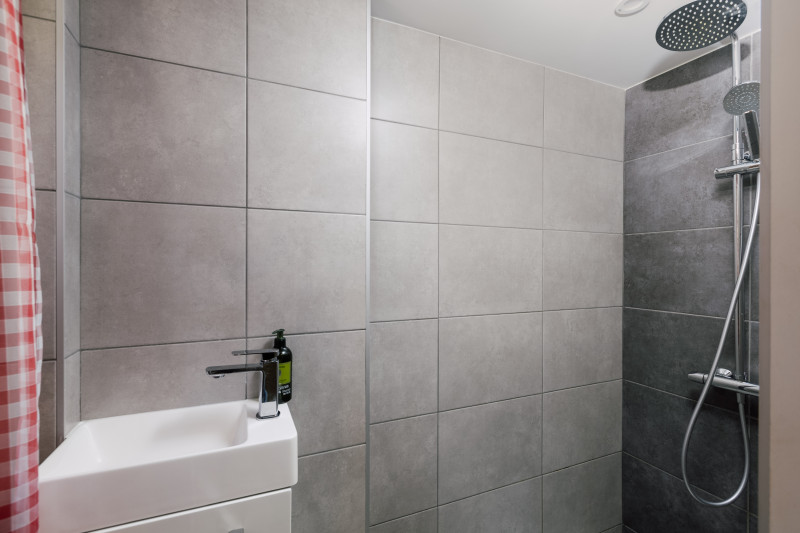 Azallees-1-salle-de-bain-douche-location-appartement-chalet-Les-Gets