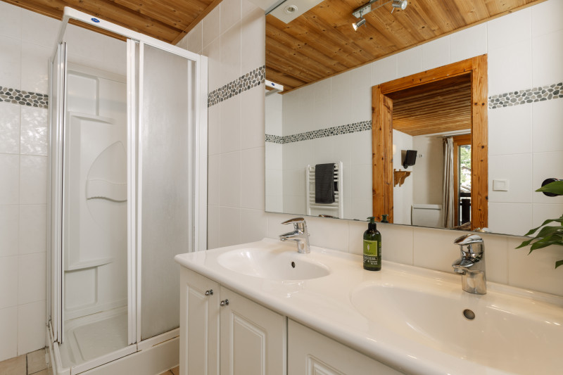 Azallees-5-salle-de-bain-location-appartement-chalet-Les-Gets