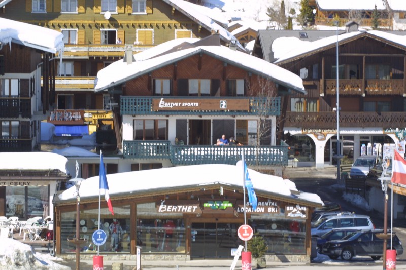 Berthet-Sports-Edelweiss-exterieur-hiver-location-appartement-chalet-Les-Gets