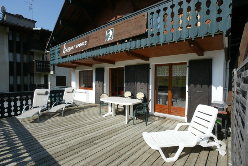 Berthet-Sports-Gentianes-exterieur-terrasse-location-appartement-chalet-Les-Gets