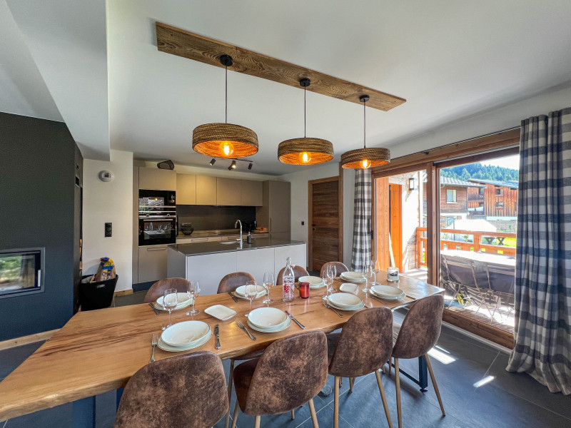 boule-de-neige-102-salle-a-manger-cuisine-balcon-location-appartement-chalet-Les-Gets