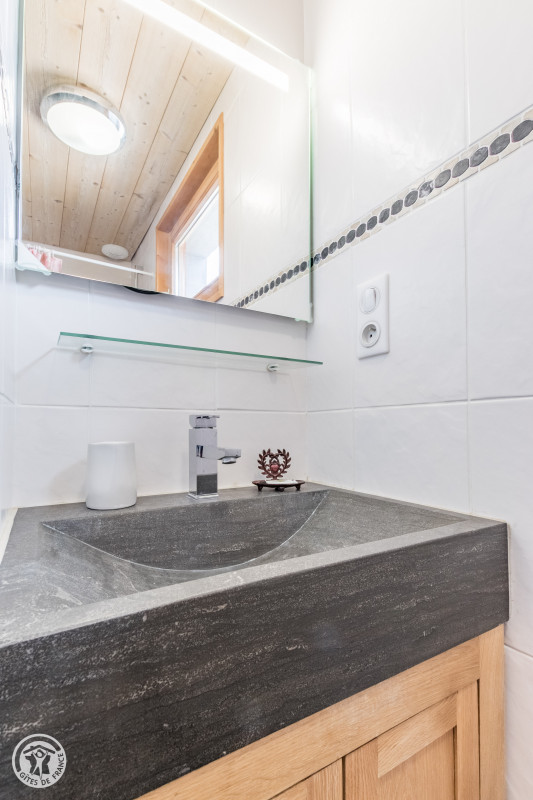 bouton-d-or-salle-de-bain-location-appartement-chalet-Les-Gets