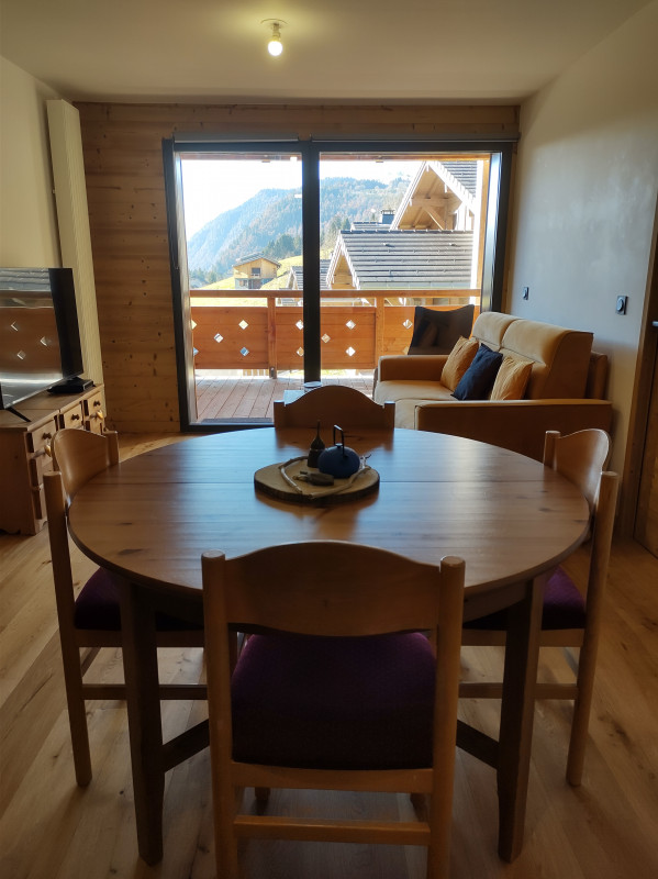 Cairn-Harmony-B107-salon-salle-a-manger-location-chalet-appartement-Les-Gets