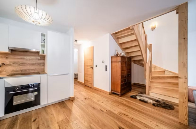 Cairn-Harmony-Edelweiss-cuisine-escalier-location-chalet-appartement-Les-Gets