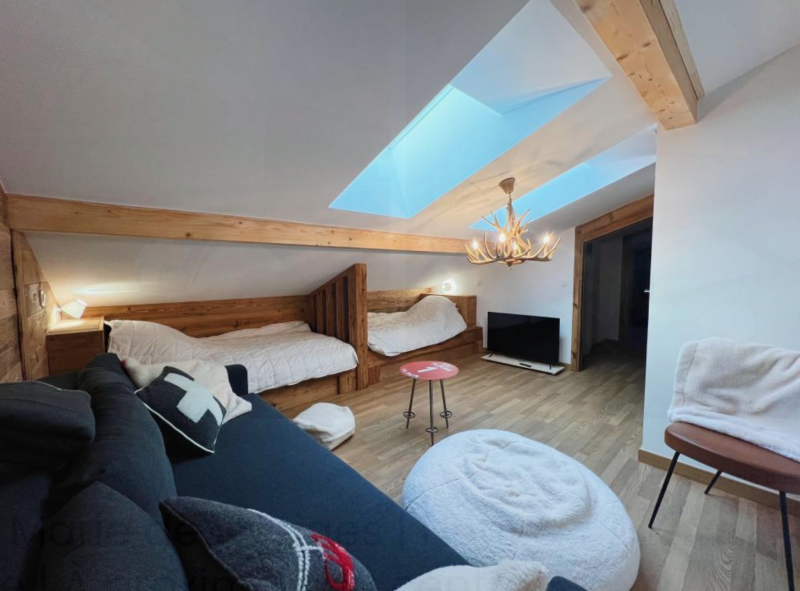 Carmine-Lodge-Marie-des-neiges-canape-mansarde-location-appartement-chalet-Les-Gets